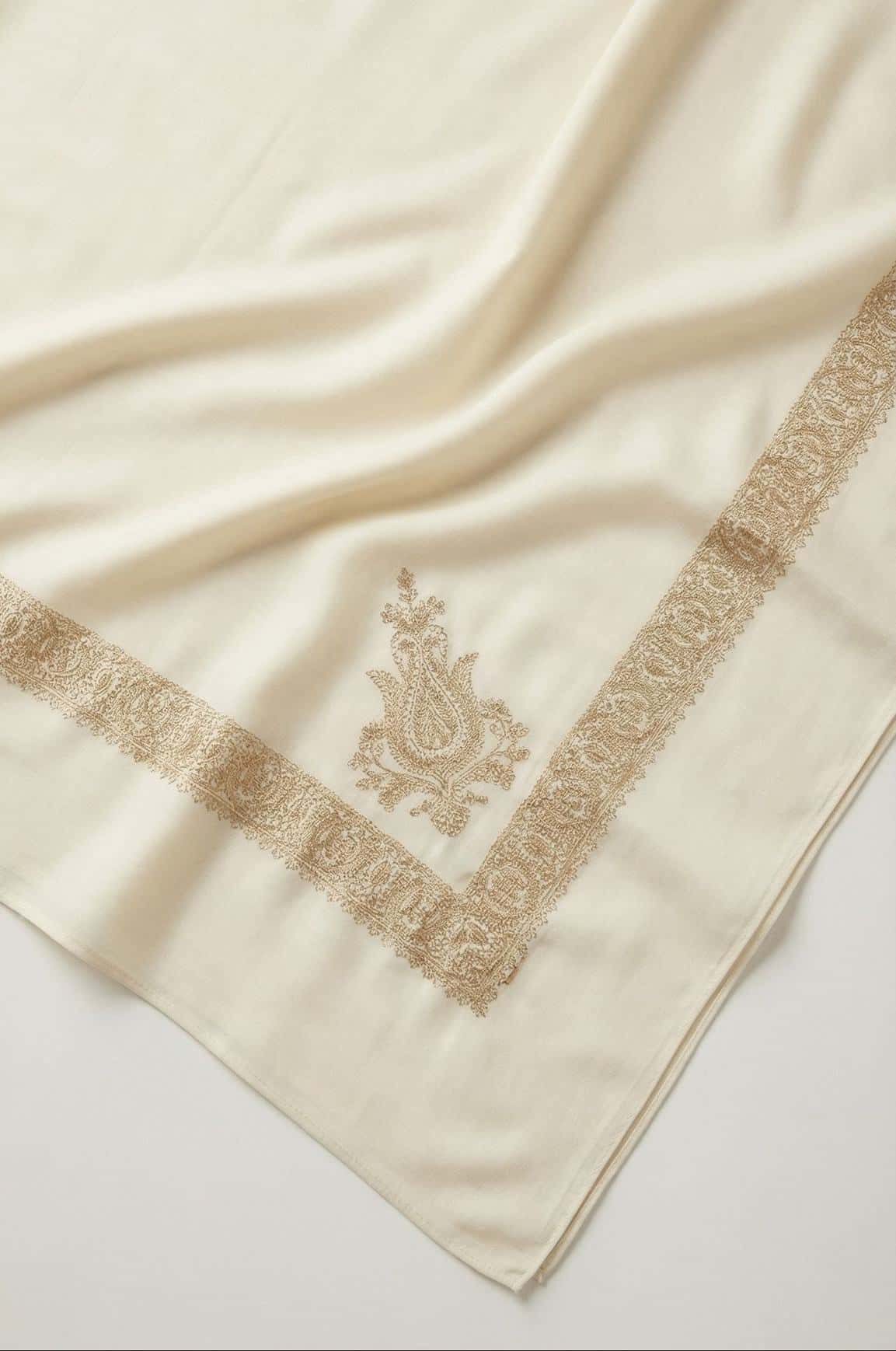 This off white Arabic shawl is a timeless and traditional piece that every man should own. T 4