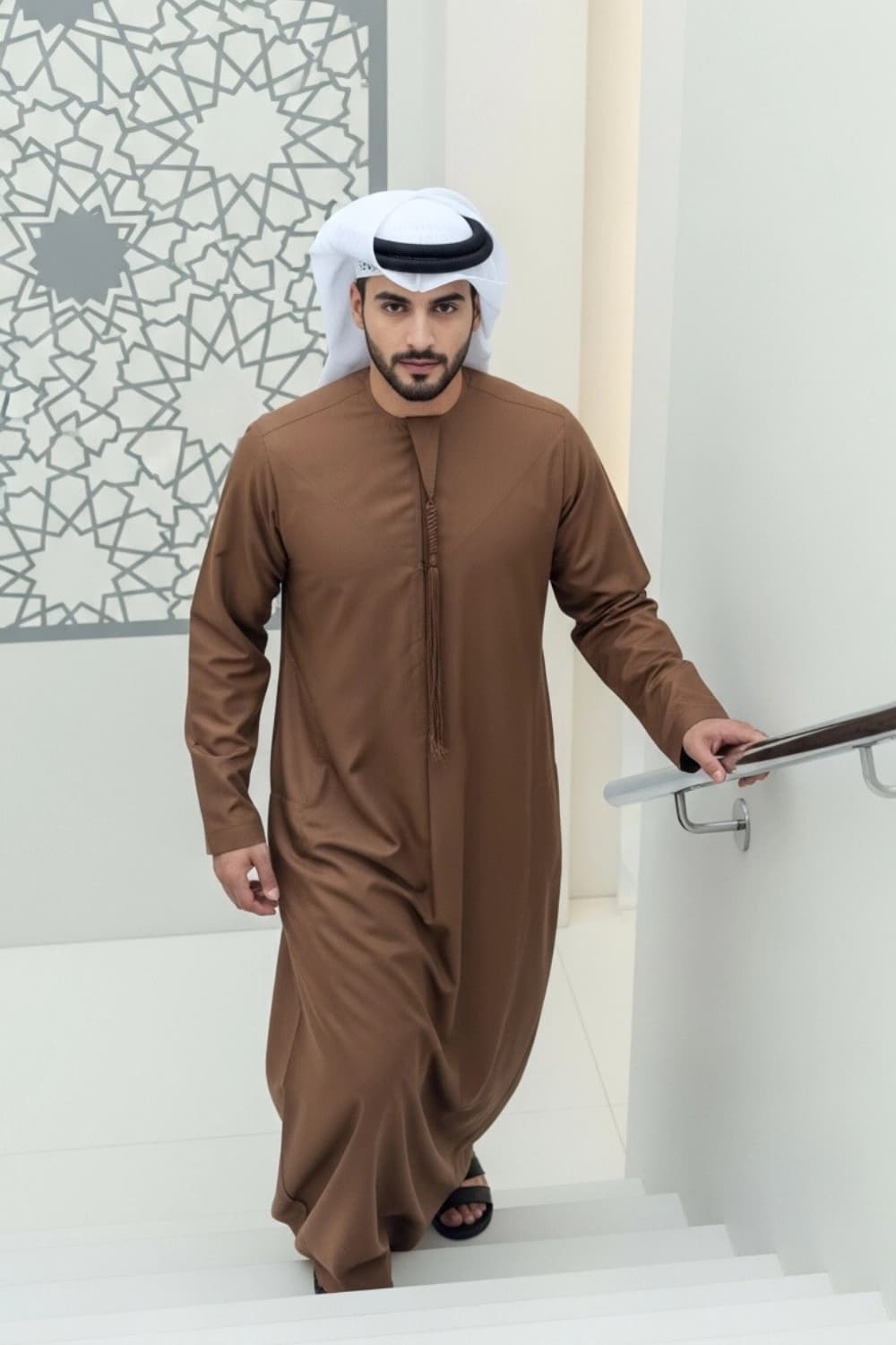 كندورة إماراتية بلون بني صدئي | من شباب اليولة بقماش ياباني فاخر - إصدار ستيلا - 3