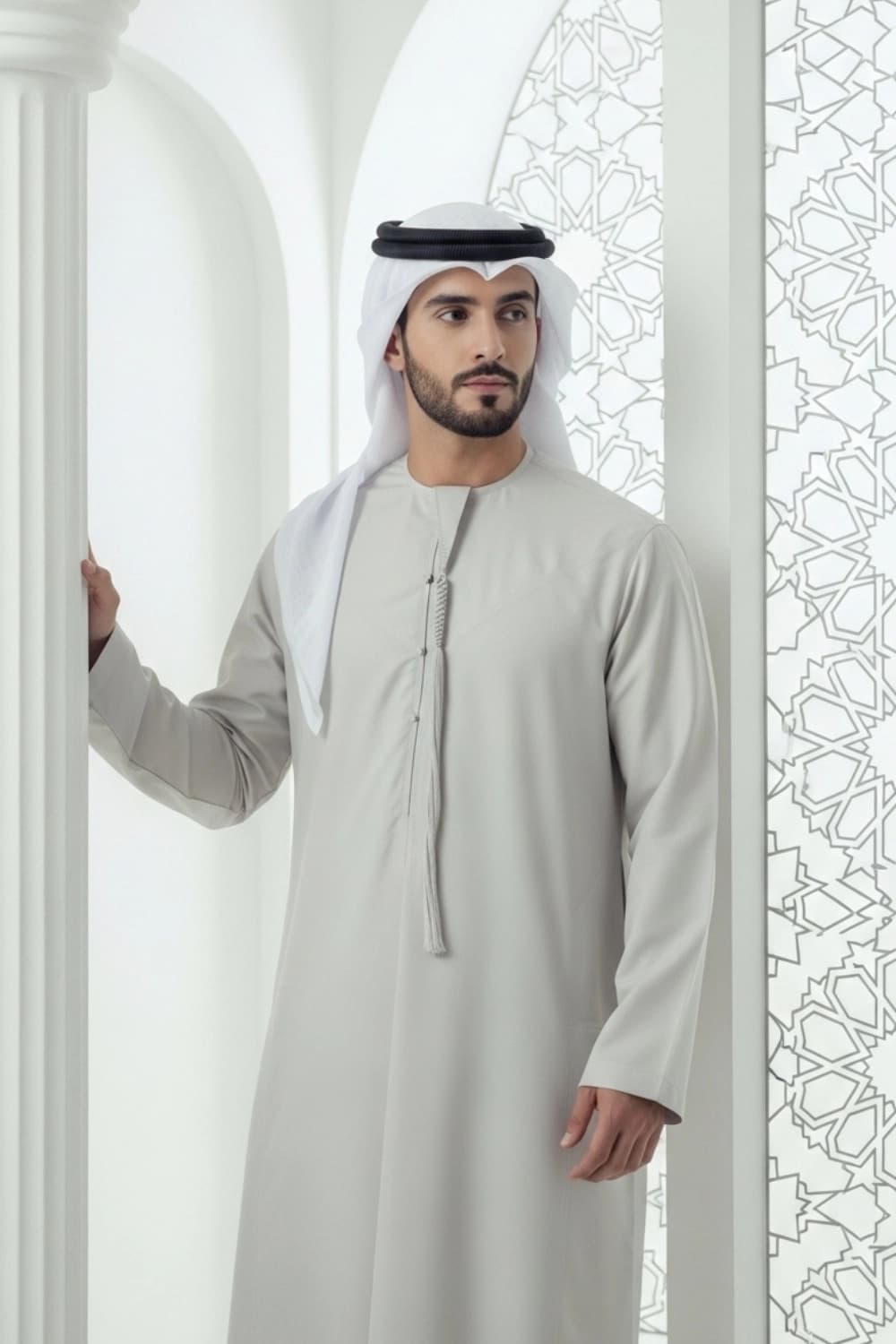 كندورة إماراتية بلون رمادي كريمي | من شباب اليولة بقماش ياباني فاخر - إصدار ستيلا - 4